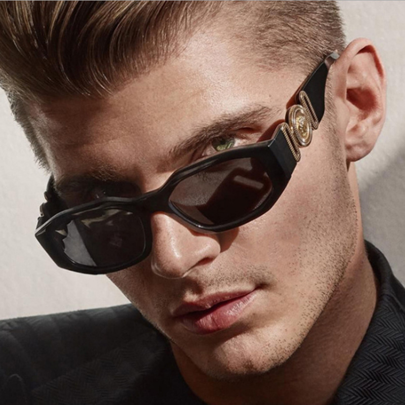 Men Accessories Online - Ein Paar PC-Männer und -Frauen mit